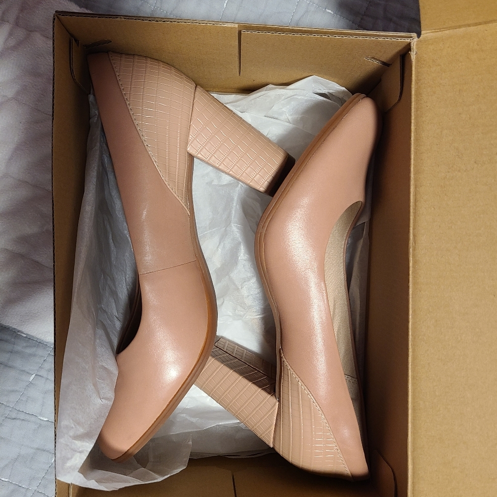 Brand new Clarks nude/pink pumps